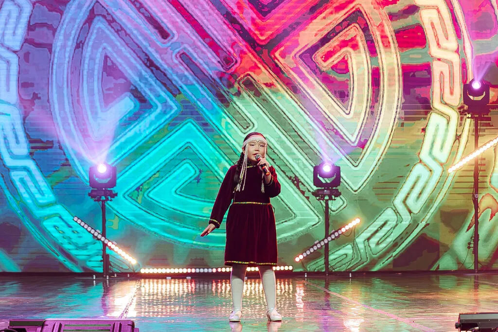 607